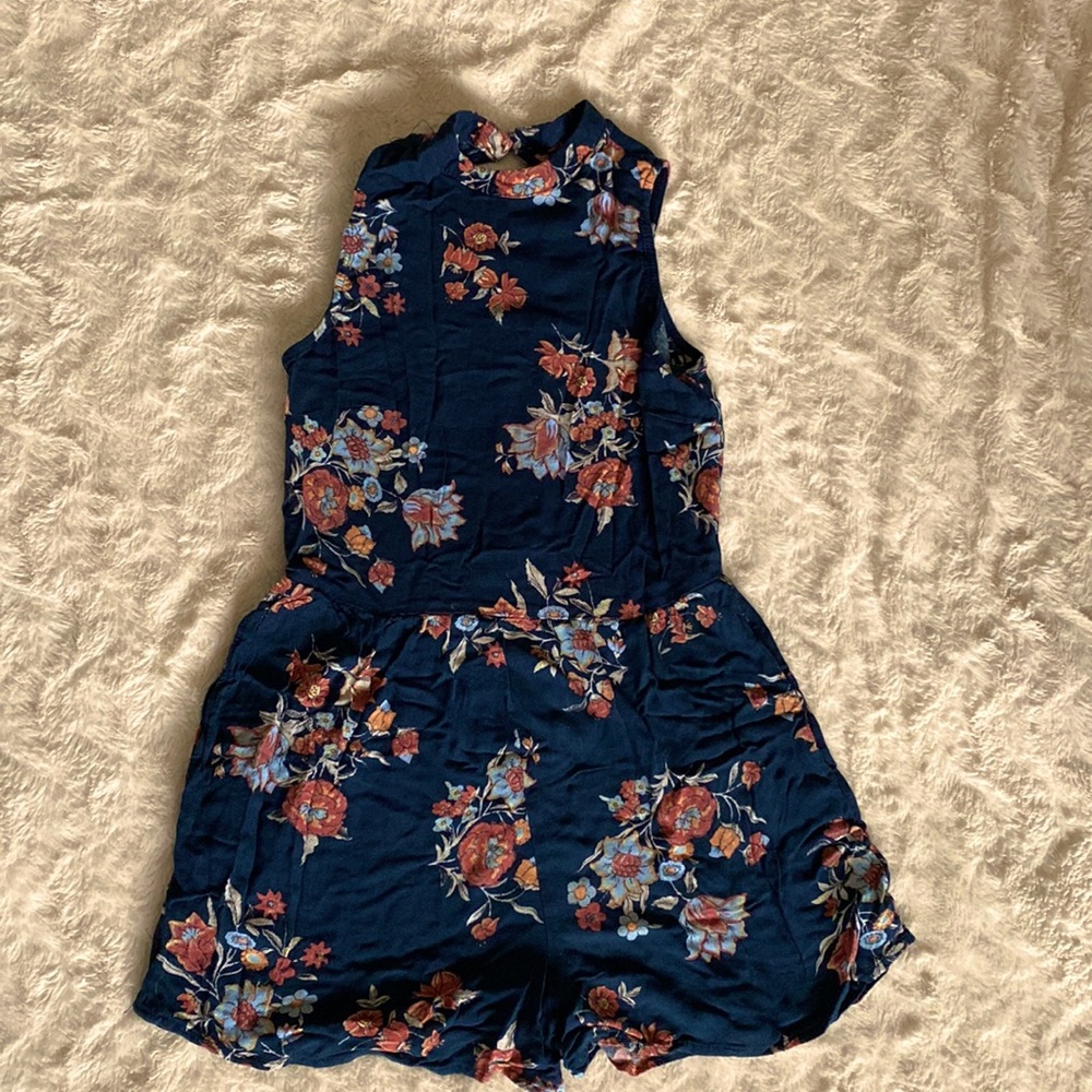 Floral romper with pockets and keyhole cutout back